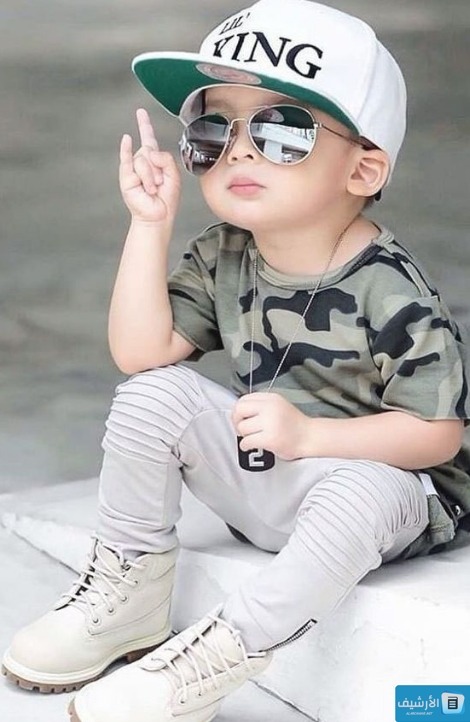 خلفية طفل صغير يرتدي نظارة شمس