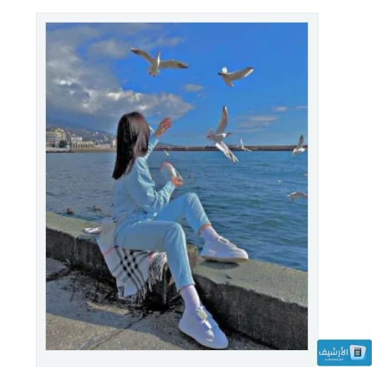 خلفية لفتاة تجلس أمام البحر الأزرق