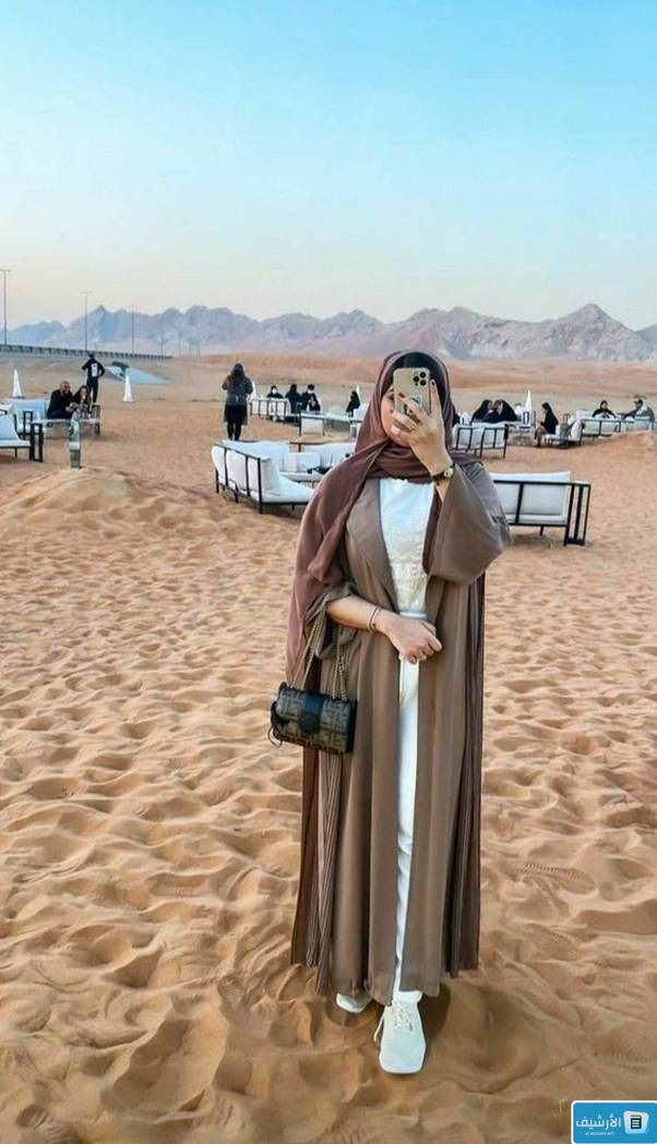 صورة تظهر فيها فتاة سعودية واقفة في الصحراء