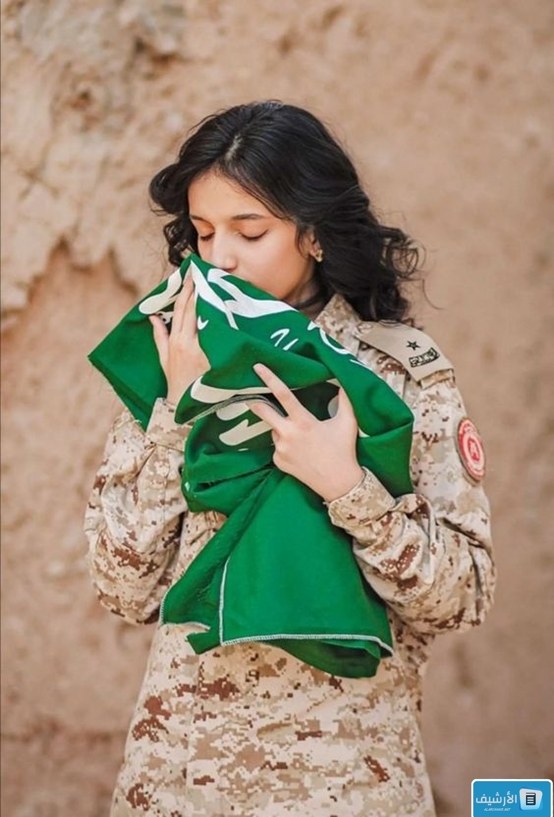 صورة لفتاة سعودية كما يتبين أنها ترتدي الزي العسكري السعودية