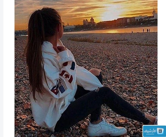 فتاة تجلس أمام أحد الشواطئ