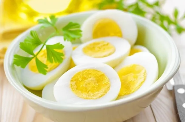ماهي العناصر الغذائية التي يحتوى عليها البيض