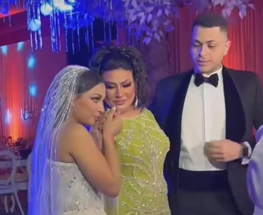  ابنة بدرية طلبة تخطف أنظار الجميع في حفل زفافها
