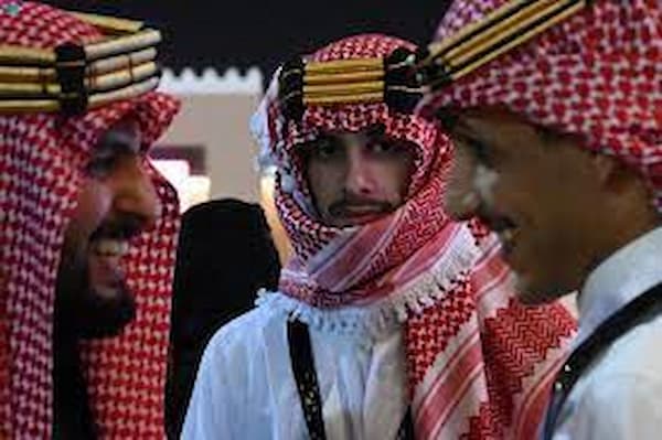 لماذا السعوديين يلبسون شماغ احمر