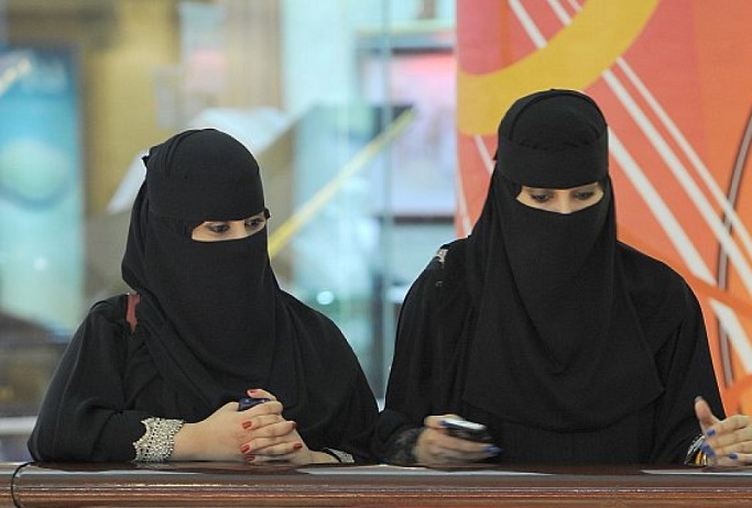 امرأة سعودية تشرح طريقة فعالة لتثبيت النقاب