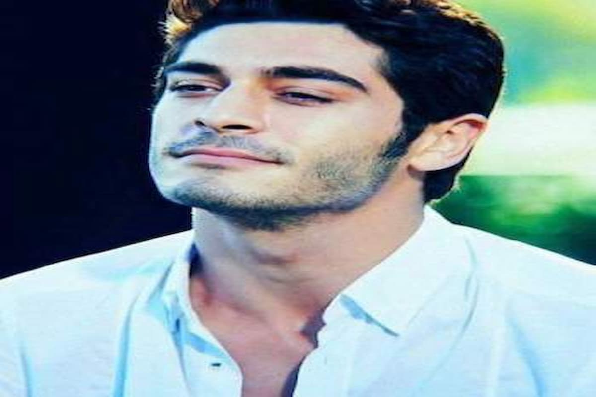 للفنان بوراك دينيز بطل مسلسل حب لا يفهم الكلام