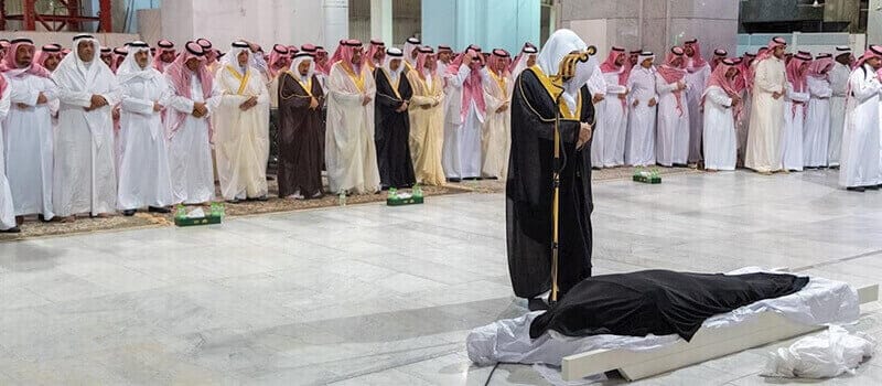 لماذا يقف الإمام عند رأس الرجل ووسط المرأة في صلاة الجنازة