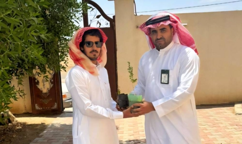 حملة توزيع الشتلات تدعم مبادرة السعودية الخضراء في بيئة تربة 1 2449461.jpgw800q100fjpg